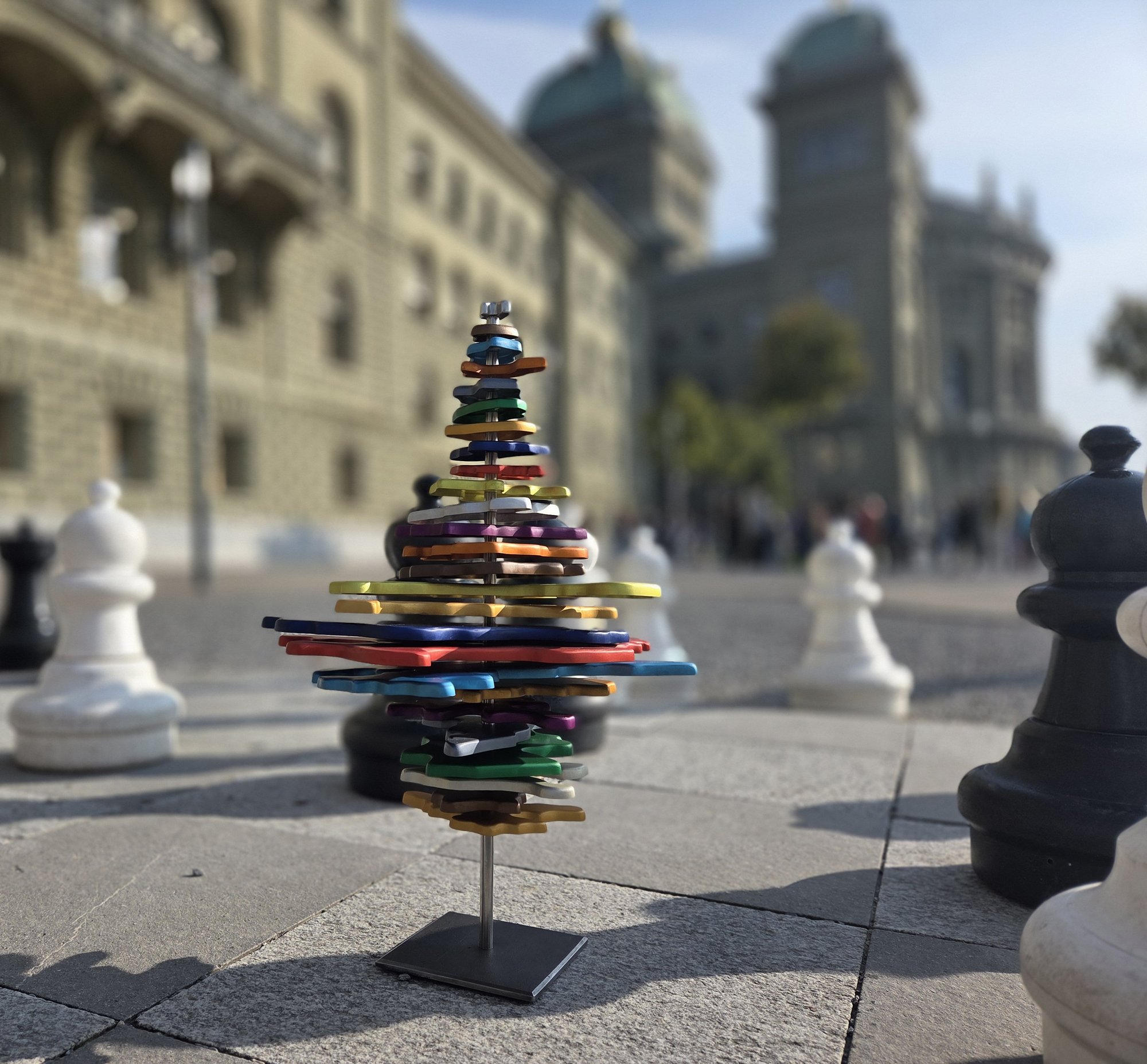 Trophäe auf einem Schachspiel vor dem Bundeshaus